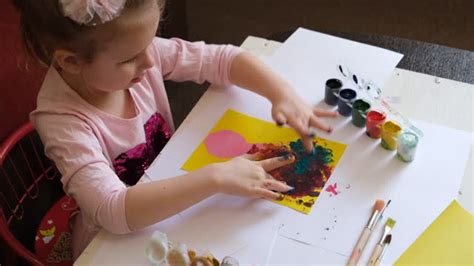 4 Girls Finger Painting Vídeos libres de derechos